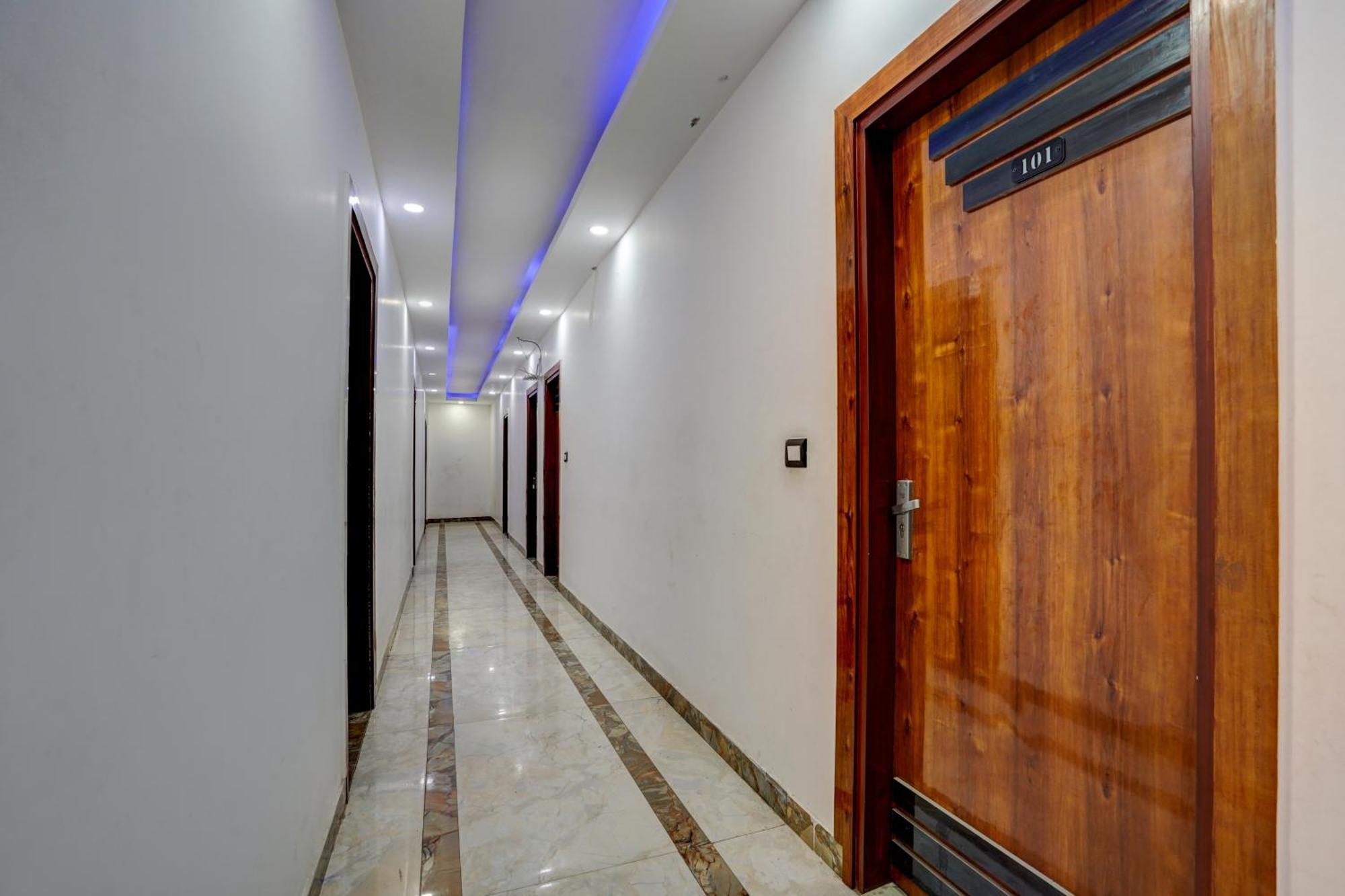 Hotel Hight Krone A Family Hotel Near Igi Airport Delhi Nuova Delhi Esterno foto