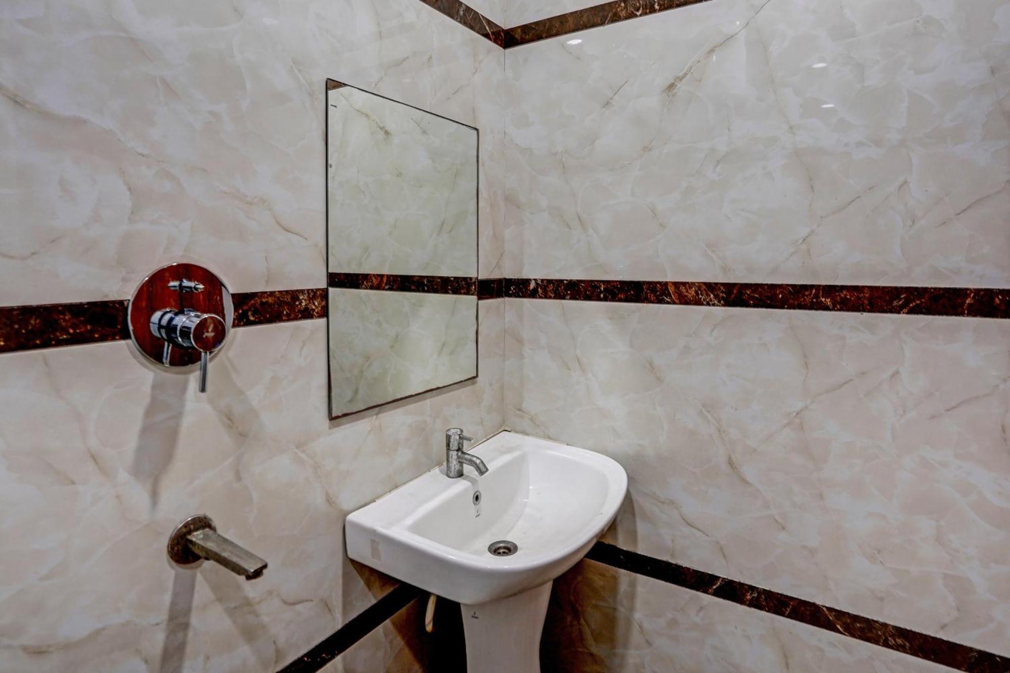 Hotel Hight Krone A Family Hotel Near Igi Airport Delhi Nuova Delhi Esterno foto